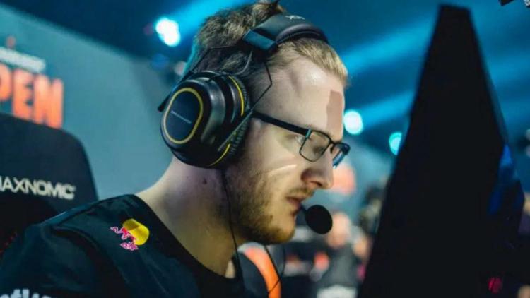 fnatic bewegte smooya auf die Bank