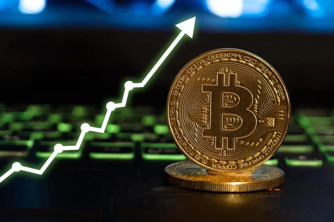 Bitcoin setzt zuversichtliches Wachstum fort: Preis erreicht $93.500 inmitten von Short-Liquidationen und Marktfaktoren