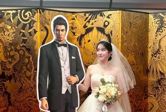 Kazuma Kiryu aus Pappe wird zum Mittelpunkt einer von Fans organisierten Hochzeit in Tokio