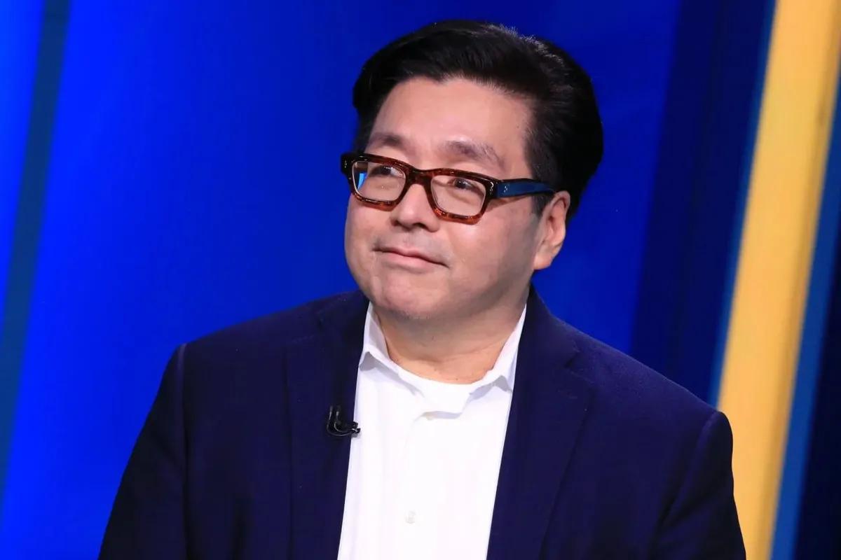 Tom Lee prognostiziert einen Ethereum-Anstieg auf 20.000 US-Dollar im Jahr 2026, warnt aber vor möglichen Risiken.