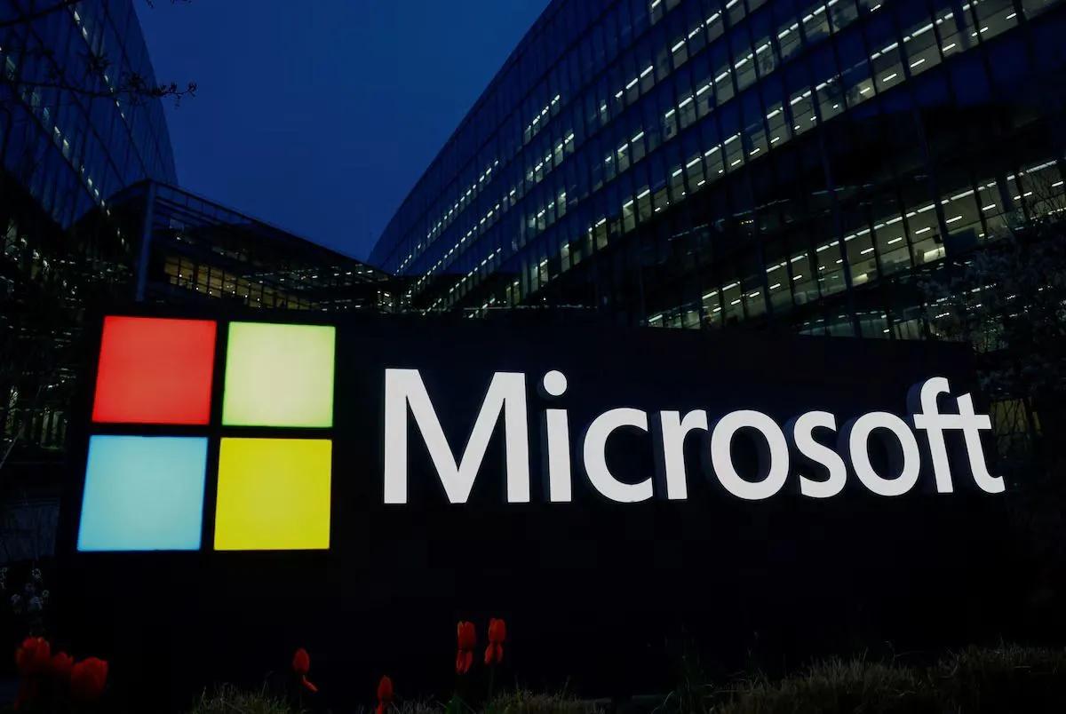 Microsoft bereitet sich auf massive Entlassungen von Mitarbeitern vor und räumt der KI-Entwicklung Priorität ein.