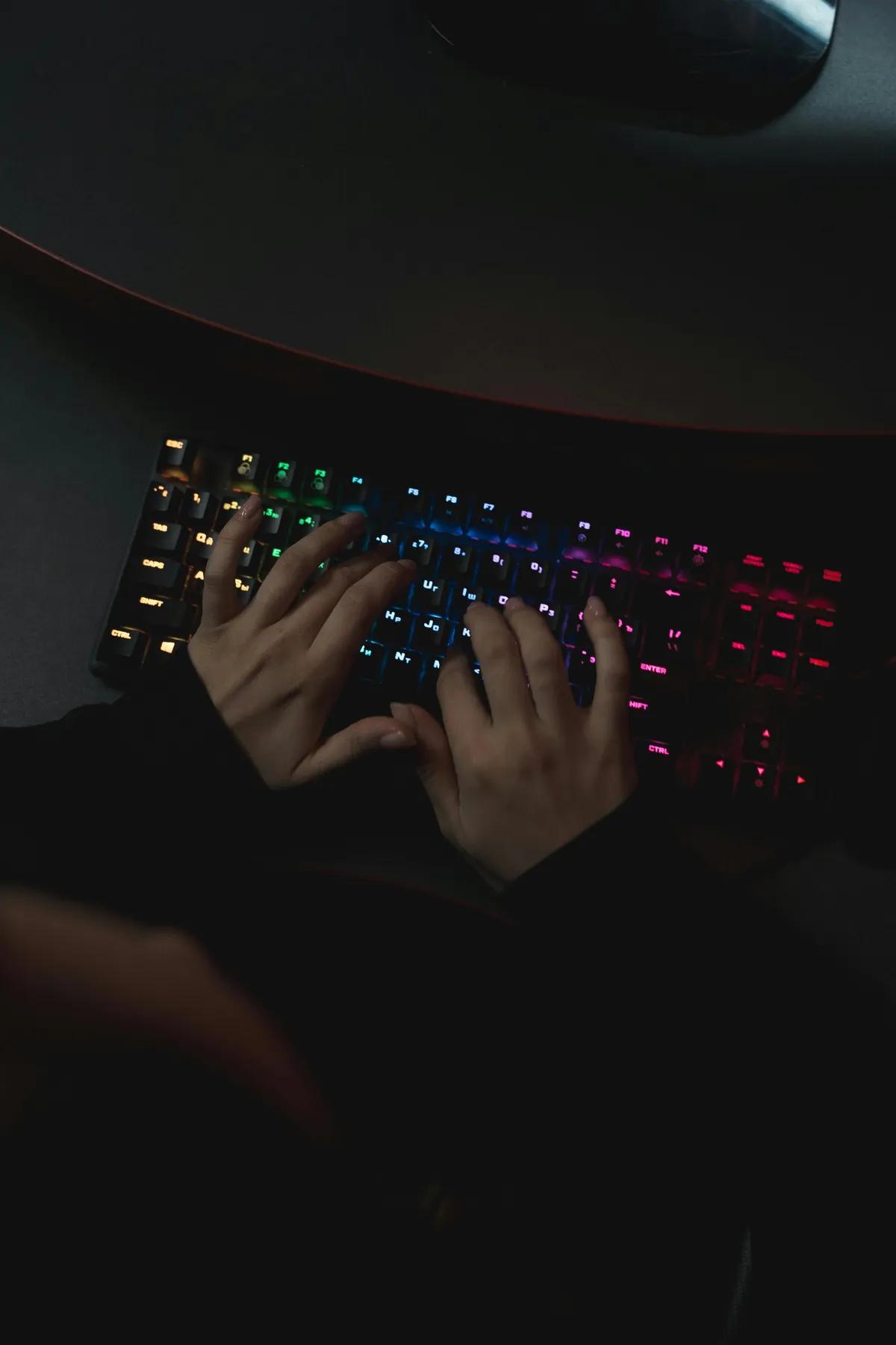 Die zwei Seiten der künstlichen Intelligenz: Wie neue Modelle Cybersicherheit im Gaming und E-Sports stärken und bedrohen