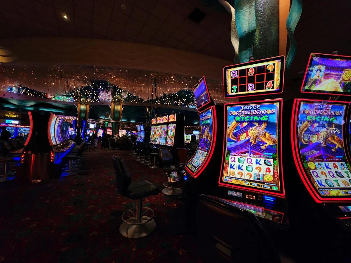 Xmas Spark bei Casino Online Onlyspins: winterliches Design mit vertrautem Aufbau