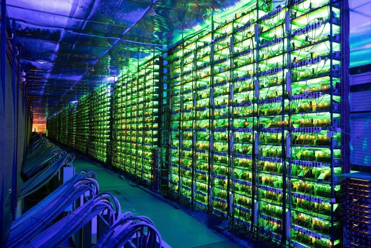 Bitcoin-Miner geraten unter Druck, da die Produktionskosten über den Marktpreis steigen und eine branchenweite Konsolidierung erzwingen.