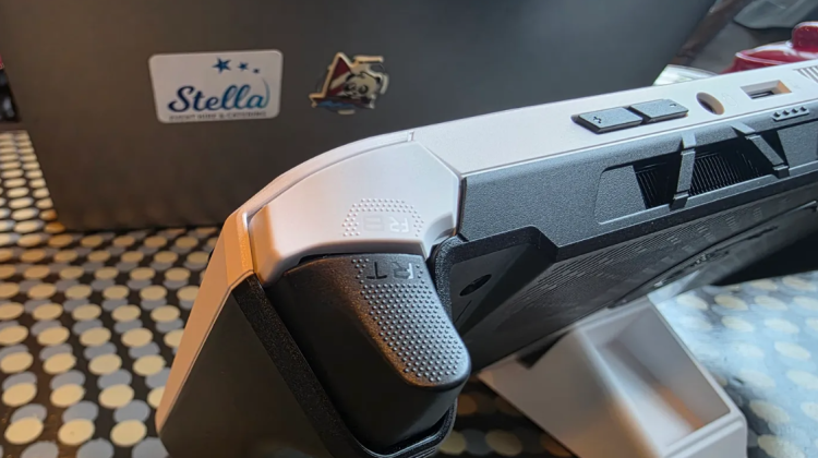 Das MSI Claw A8 BZ2EM positioniert sich zwischen den Konkurrenten, ohne das Feld zu verändern.