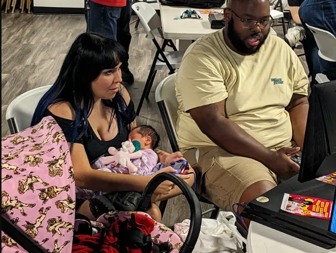 Mère de Floride remporte le tournoi Mortal Kombat tout en tenant son nouveau-né