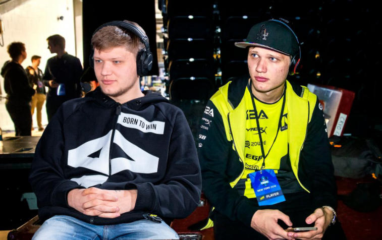 s1mple feiert den sechsten Jahrestag des Spielens für NAVI. Foto 1